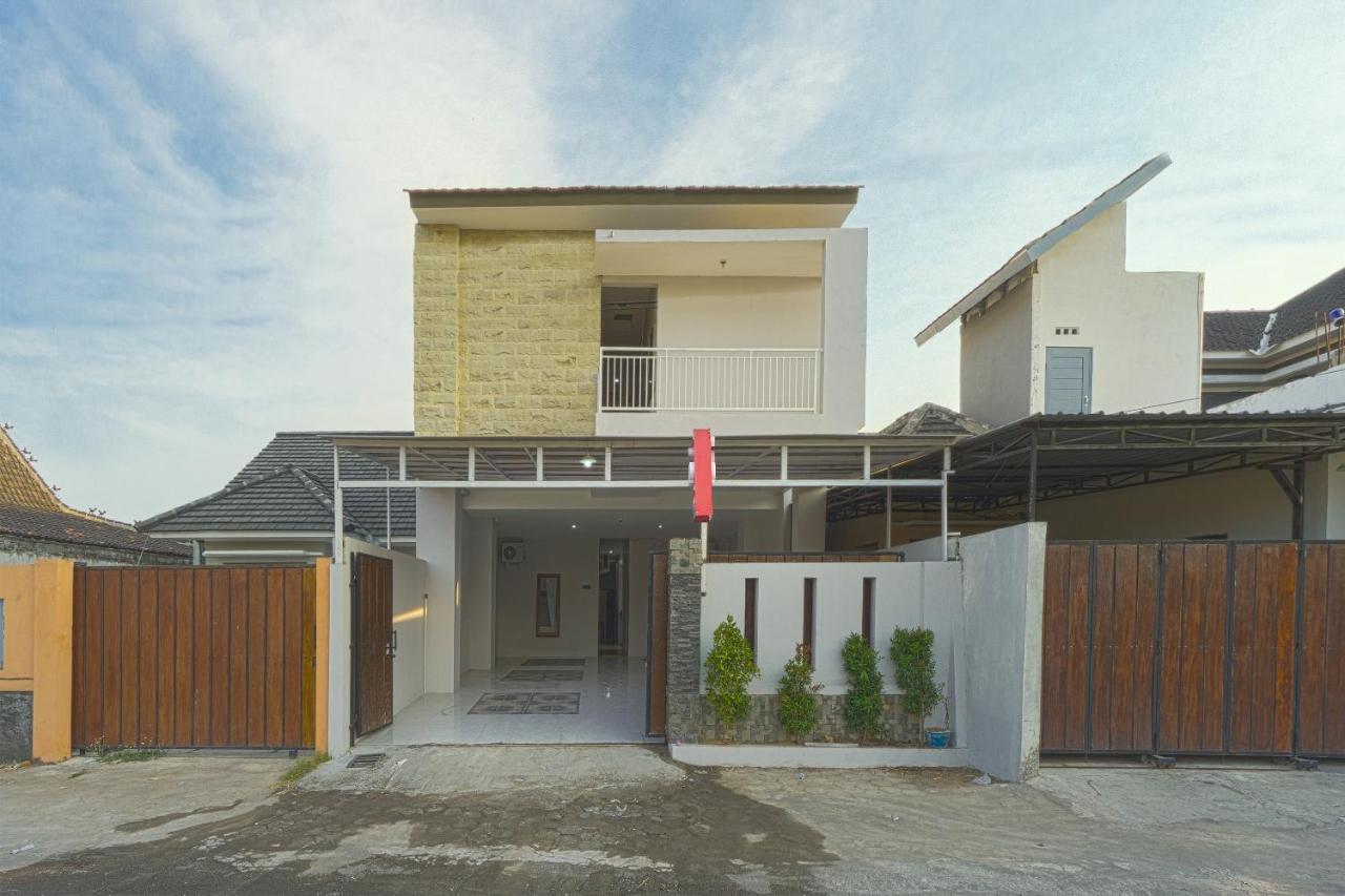 Отель Oyo 1542 Yessy Mansion Ngabean Экстерьер фото