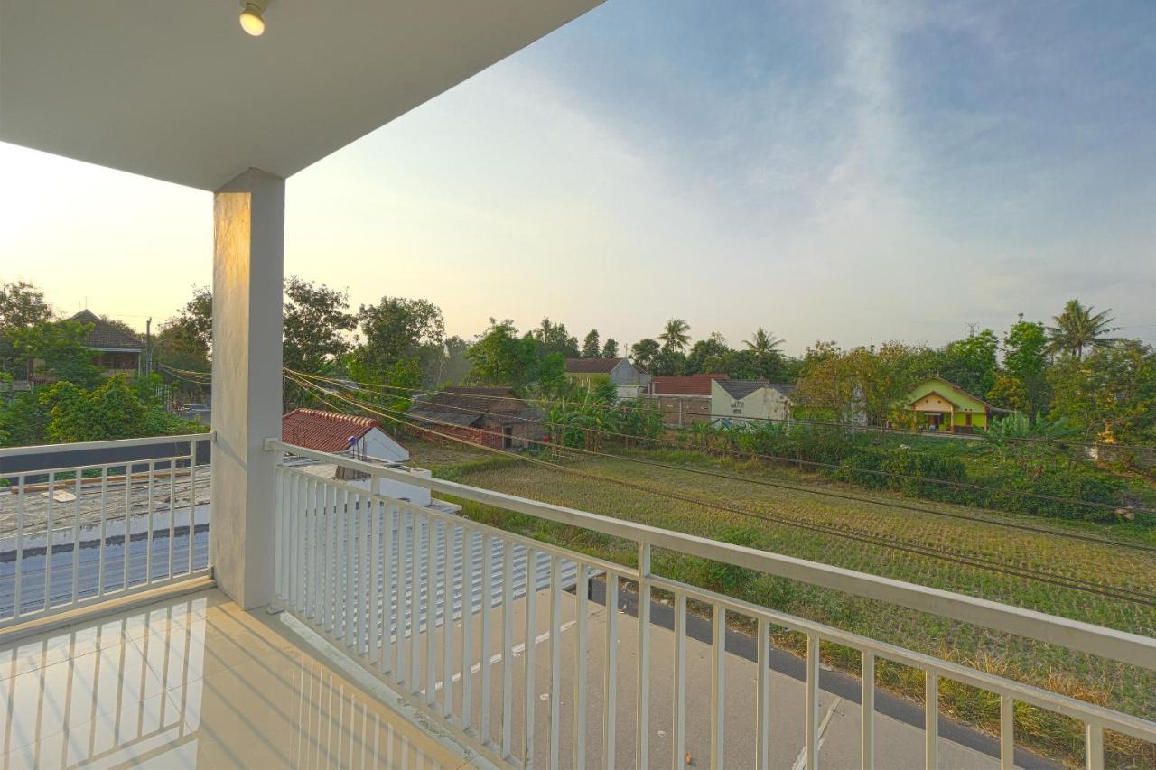 Отель Oyo 1542 Yessy Mansion Ngabean Экстерьер фото
